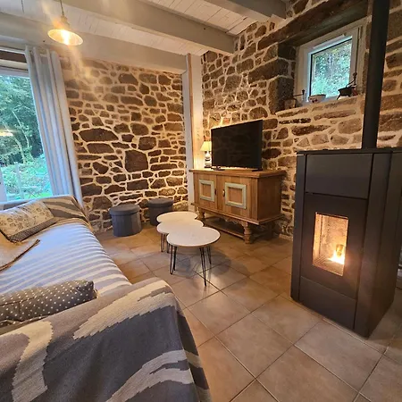 Holiday home Ker Adele, Longere Cosy Au Coeur D'un Bois Ploerdut