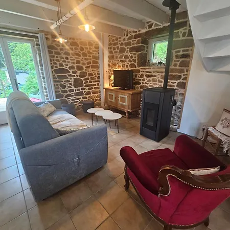 Holiday home Ker Adele, Longere Cosy Au Coeur D'un Bois *